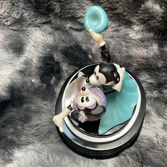 Mickey Minnie We're Steppin' Out!
Music Box Disney - Picture 8 of 17